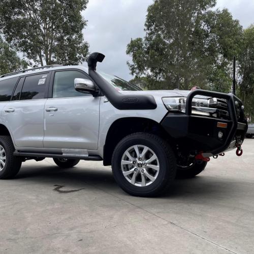 LC200 with lovells GVM upgrade pre-rego fitted with Safari Snorkel and UNEEK bullbar